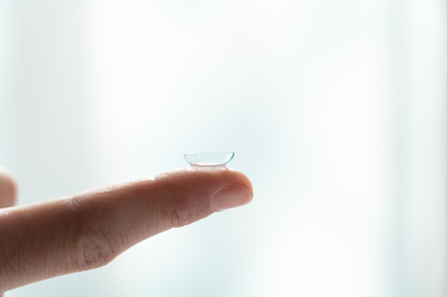 意外！生レンズはUV吸収剤が配合されていない！