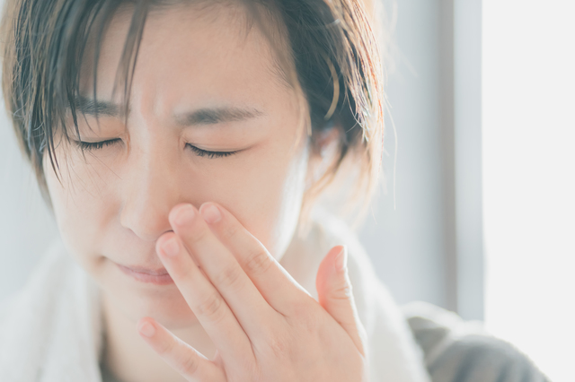 乾燥によりレンズが目に張り付いてしまった時の対処方法│はじめてのコンタクトレンズ.com