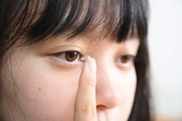 生コンタクトは外しにくい？コンタクトを目から取るときは注意が必要です！
